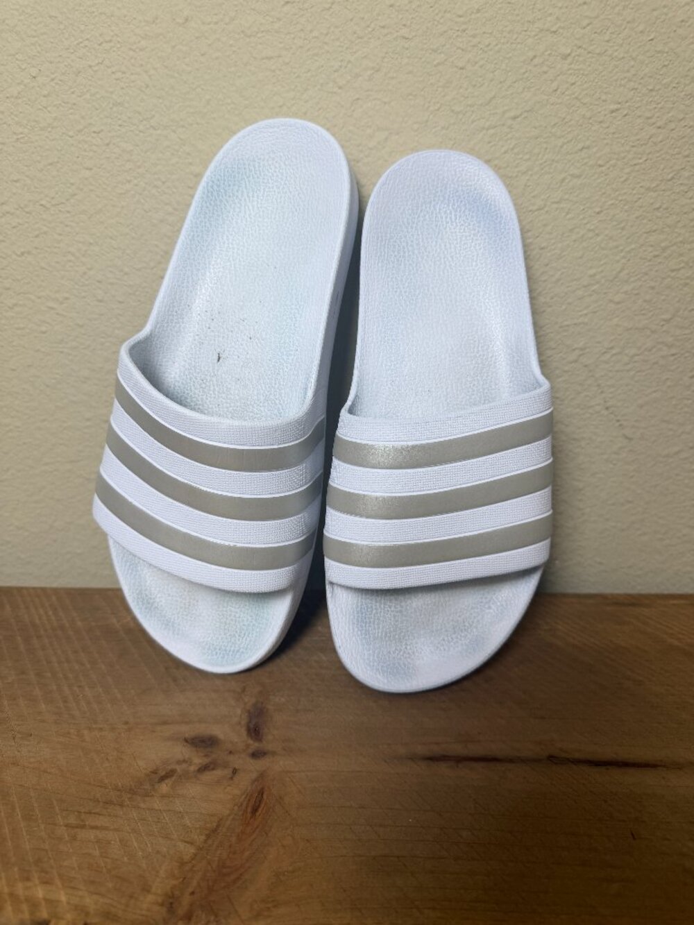 Adidas Adilette Aqua Slides in Cloud White and Platinum Metallic Size 7